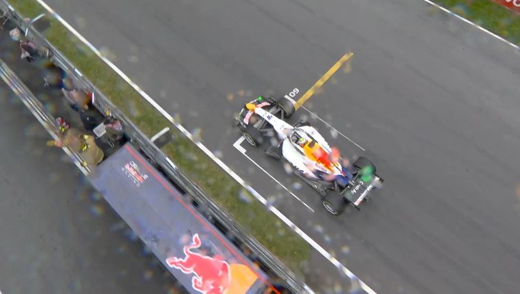 Arvid Lindblad sufrió un problema mecánico en la parrilla y provocó una demora en el arranque del Gran Premio de Canadá. Arvid Lindblad sufrió un problema mecánico en la parrilla y provocó una demora en el arranque del Gran Premio de Canadá.