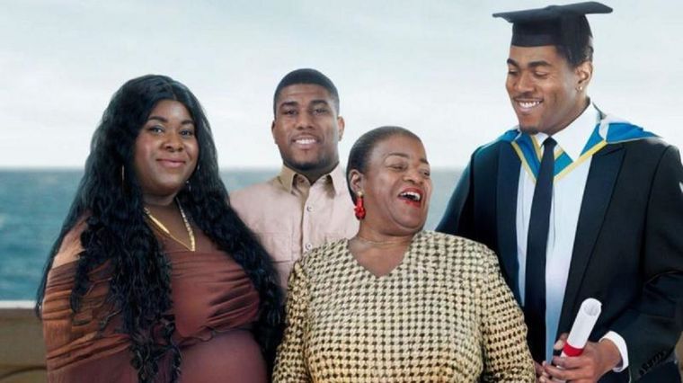 Utilizando una combinación de fotografía e inteligencia artificial, Oge Onwuachu pudo verse en la graduación de su hijo en 2025. Foto: JILLIAN EDELSTEIN / BREAST CANCER NOW