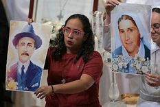 Un médico y una monja que nació sin un brazo son los primeros santos venezolanos. Un médico y una monja que nació sin un brazo son los primeros santos venezolanos.