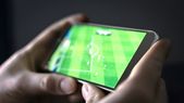 Los bloqueadores de anuncios y navegadores seguros ayudan a reducir la cantidad de ventanas emergentes al ver fútbol online.