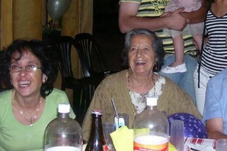 Foto 2: Alí Miguel (79) y Sara García (84), los abuelos jubilados que fueron atacados al regresar de la iglesia junto a su hija Mónica (48). / Archivo MDZ Foto 2: Alí Miguel (79) y Sara García (84), los abuelos jubilados que fueron atacados al regresar de la iglesia junto a su hija Mónica (48). / Archivo MDZ