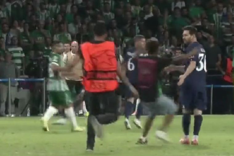 Un hincha corrió con todo hacia Messi y lo abrazó efusivamente en la visita del PSG a Israel,