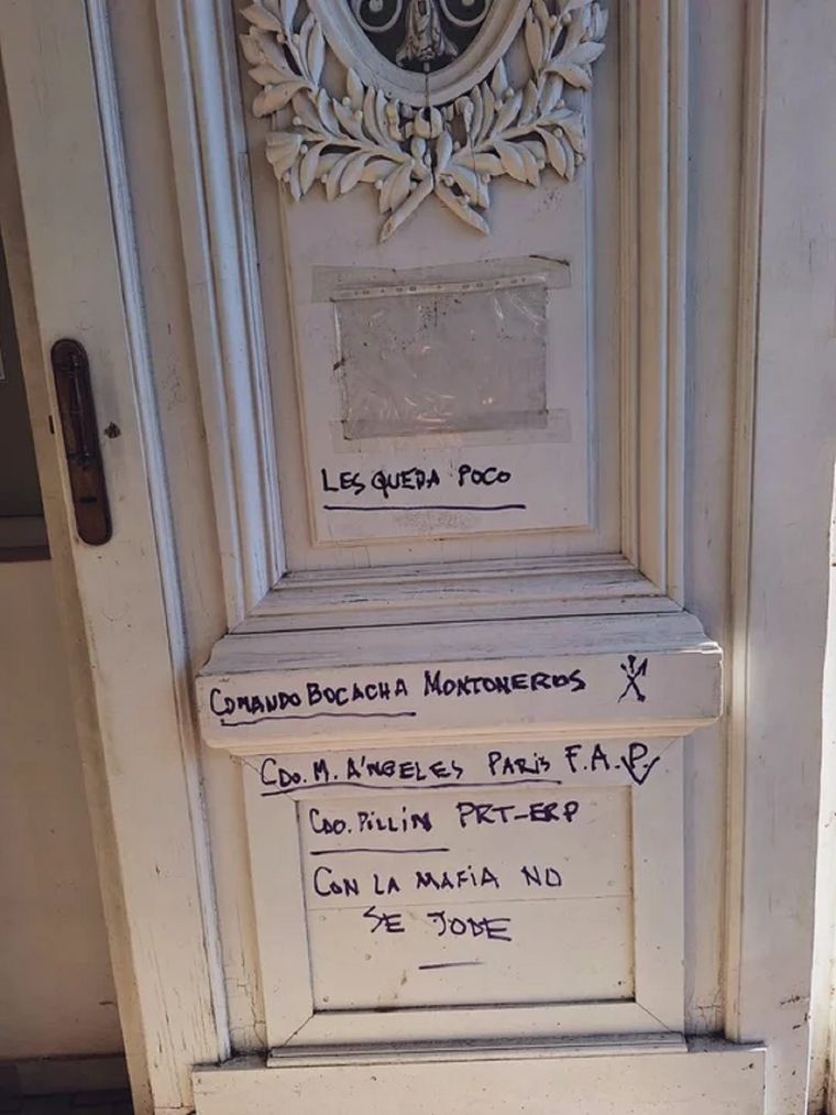 Las pintadas que aparecieron en la puerta del Concejo Municipal de Rosario tras el crimen de Bracamonte Foto: NA