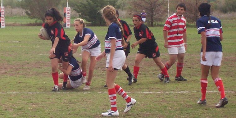 Las chicas también juegan al rugby en Mendoza.