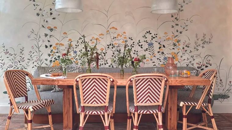 En esta imagen lo natural está incorporado con muebles que combinan madera y ratán, y arte floral en el empapelado. Foto: Sarah Griggs