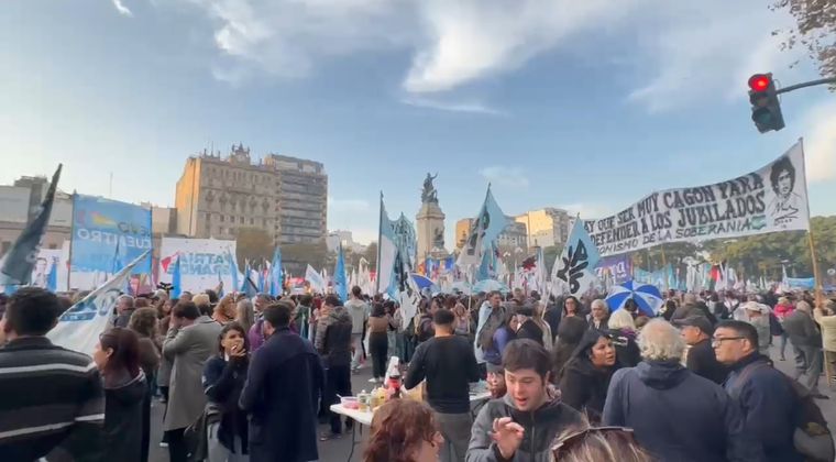 Una gran cantidad de manifestantes se presentaron ante el Congreso de La Nación para protestar por los jubilados, el Garrahan, Ni Una Menos y otras organizaciones.&nbsp;