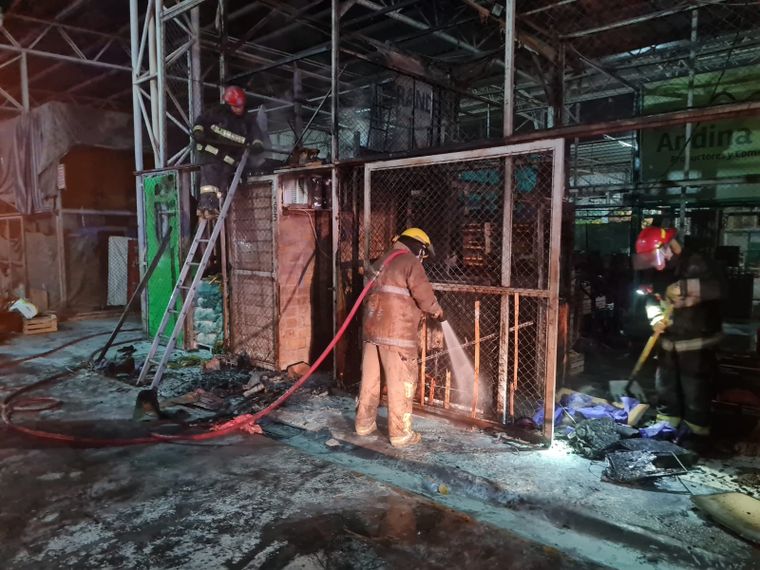 Se incendió el Mercado de Guaymallén, ubicado en la lateral sur del Acceso Este.