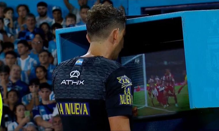 Nicolás Lamolina revisó la jugada en el VAR Foto: Captura