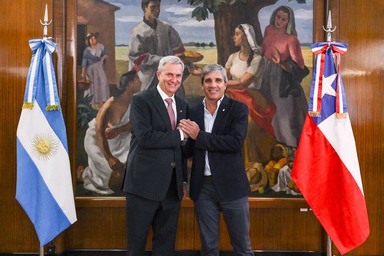 Tras su victoria en Chile, José Antonio Kast le ofreció un lugar a la mano derecha del ministro de Economía, Luis Caputo.