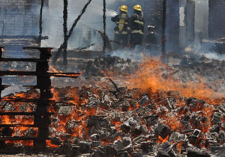 Las pérdidas en el lote de palets fueron totales. Foto: Nacho Gaffuri / MDZ