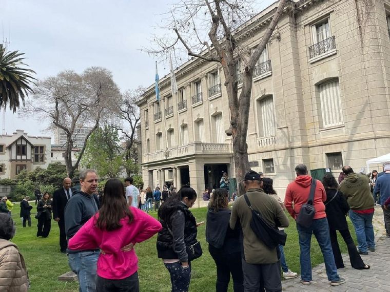 Filas de argentinos para votar en Chile.