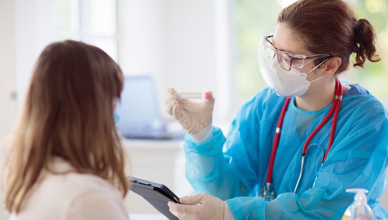 El sarampión se transmite mediante gotas que se liberan del aire de la nariz, boca, o garganta de una persona infectada. Foto: Shutterstock