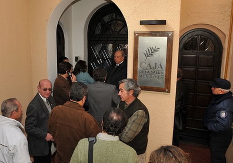 Las nuevas autoridades no pueden ingresar a la Caja de la Salud para asumir. Foto: Nacho Gaffuri / MDZ