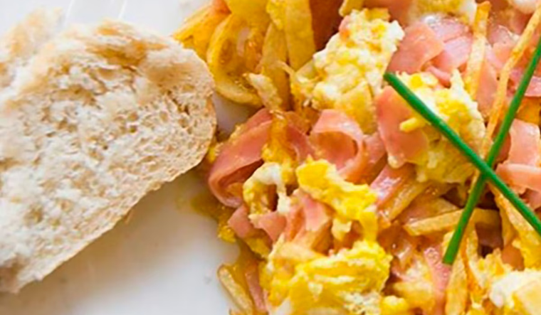 La receta de revuelto de Gramajo nació en Buenos Aires a fines del siglo XIX y lleva el nombre de un coronel argentino. La receta de revuelto de Gramajo nació en Buenos Aires a fines del siglo XIX y lleva el nombre de un coronel argentino.