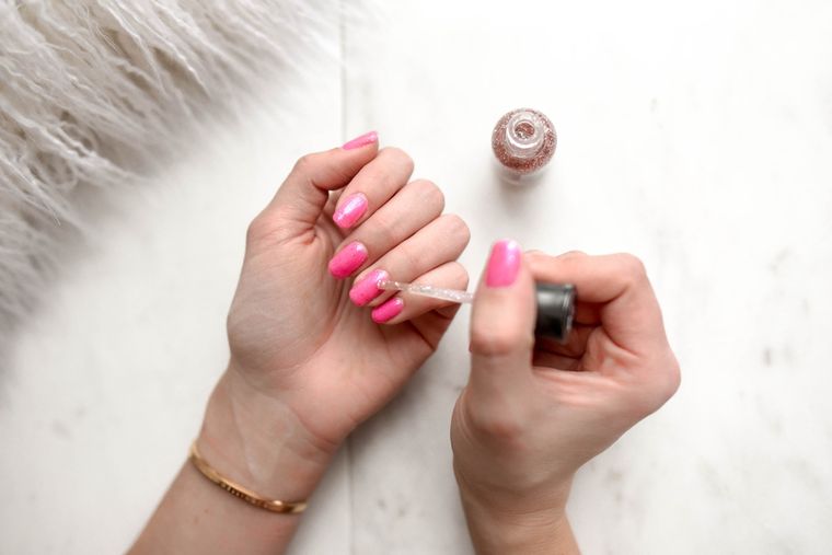 Las uñas pueden tener un papel fundamental en un outfit. Foto: pexels