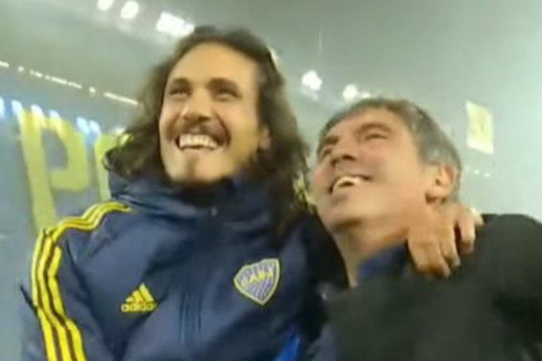 Cavani junto al Manteca Martínez en plena Bombonera