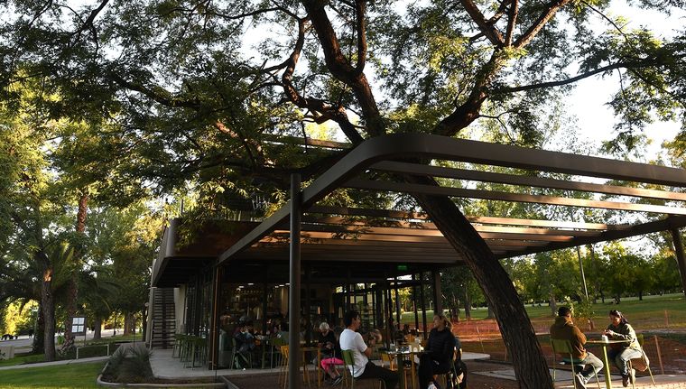 Pese al contexto adverso, Mendoza sigue sumando propuestas gastronómicas. Una de ellas es Hábitat, ubicada en el Parque General San Martín. Foto:&nbsp;