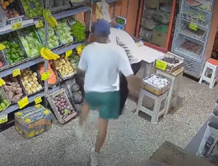 El hecho ocurrió en una verdulería ubicada en la calle Suipacha al 1100. Foto: Captura de pantalla