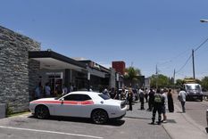En una improvisada asamblea los vecinos de Los Terruños discuten con los municipales enviados a cumplir la tarea de apertura.