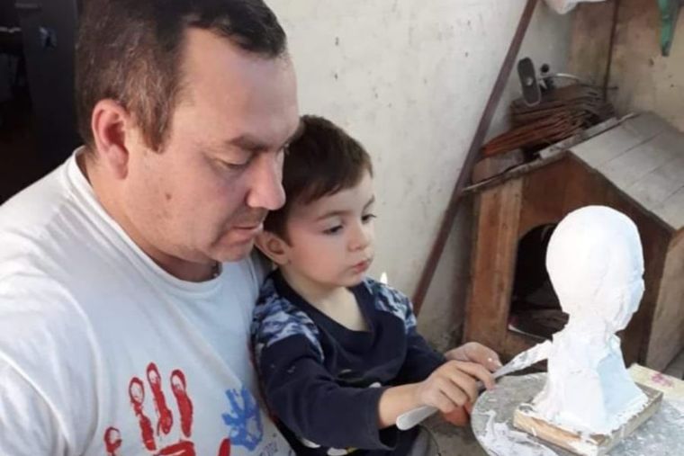 Alberto esculpiendo junto a su hijo Francisco