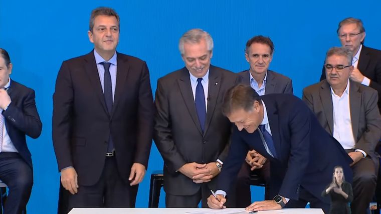 Alberto Fernández, Sergio Massa y Rodolfo Suarez en el CCK.