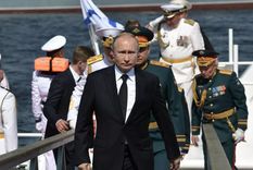 Putin hizo alarde del poderío armamentístico de Rusia en un desfile naval