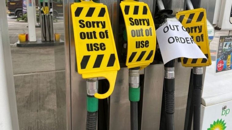 Fuera de servicio. Bombas de gasolina cerradas en Sherbourne, Dorset, en el sur de Inglaterra. Foto: BBC News