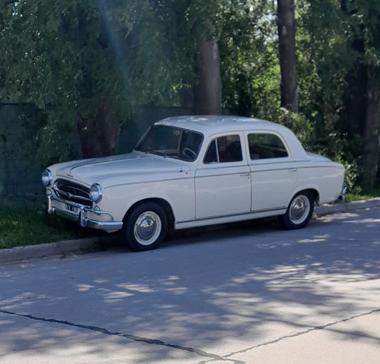 Un Peugeot 403, el auto de la misteriosa travesía de la familia Vidal Foto: X