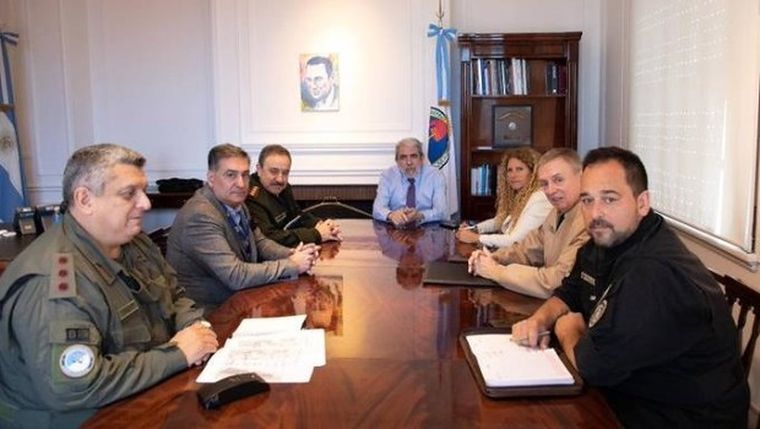 Aníbal Fernández se reunió con las fuerzas que integran el comando unificado de Villa Mascardi Foto: La Prensa