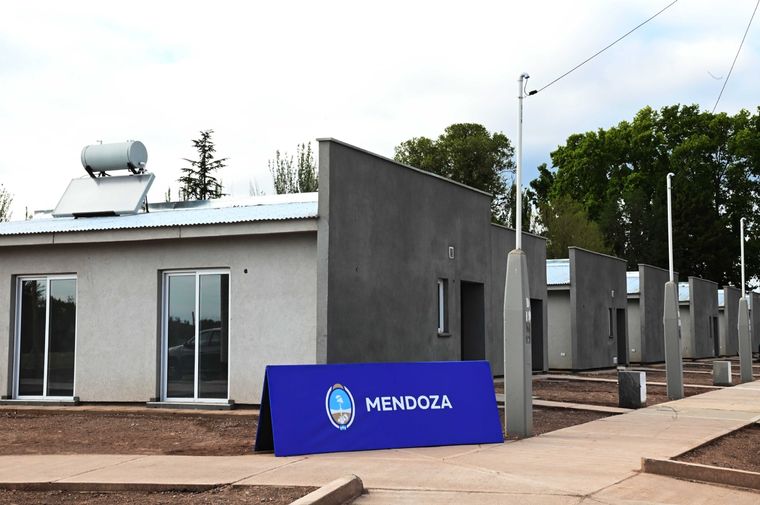 Las últimas casas que entregó el Gobierno de Mendoza junto al IPV Foto: Prensa Gobierno Mendoza