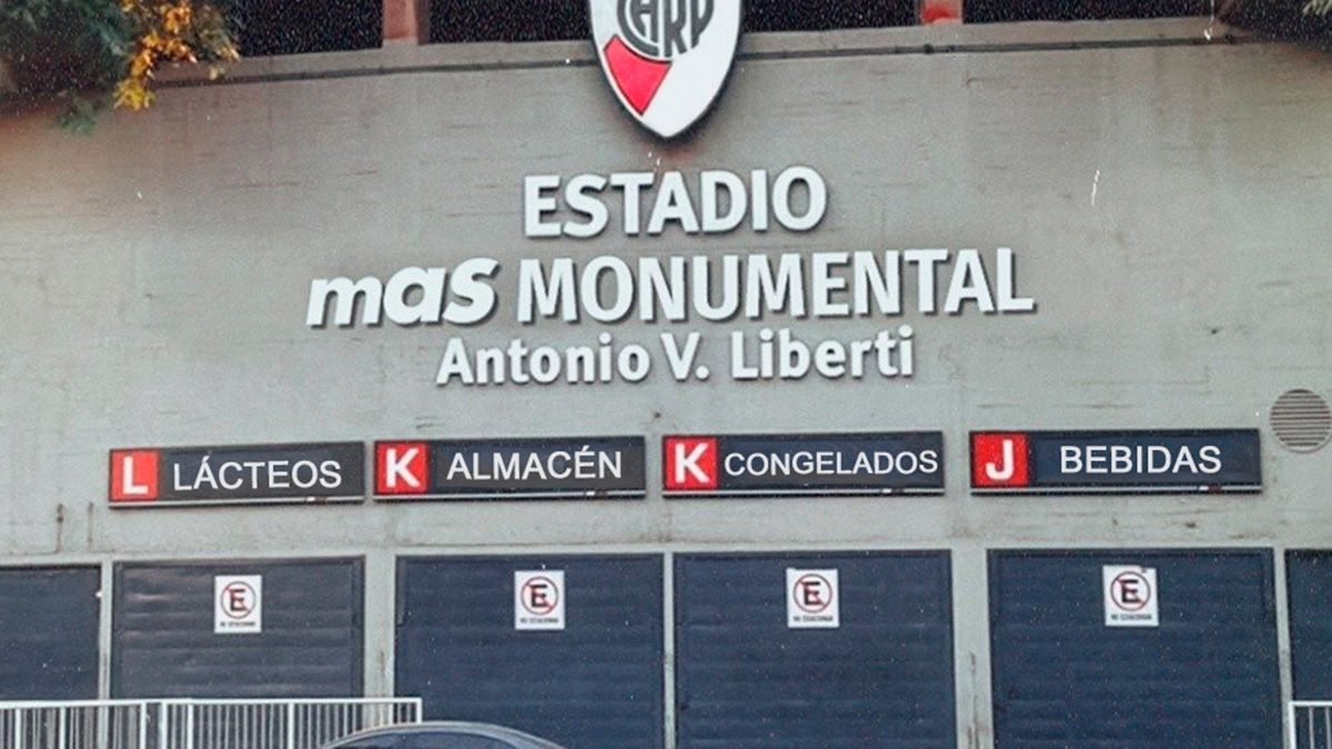 Video revelador: el terrible estado del campo de juego del Monumental a horas del River-Boca