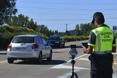 Un policía con un radar realiza un control en Italia. Foto: Efe. Un policía con un radar realiza un control en Italia. Foto: Efe.