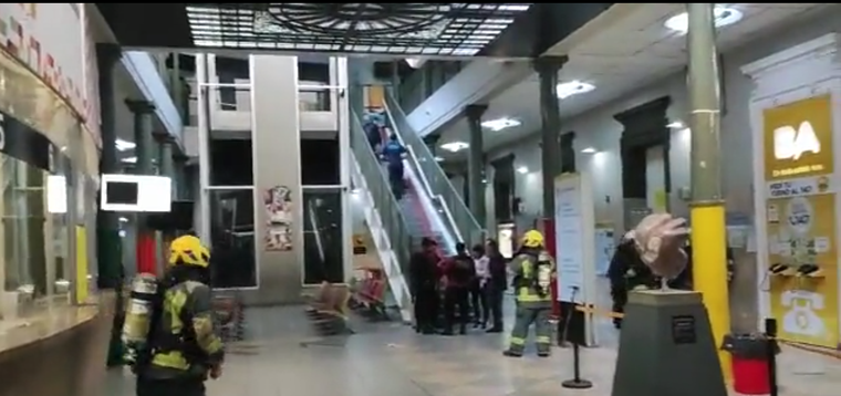 Los bomberos en el interior del hospital Foto: Gentileza video Cristian Baglietto