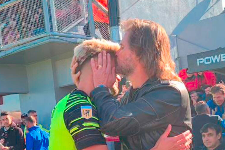 Insúa saludó a su hijo en la previa al partido entre Barracas y San Lorenzo Foto: Sportscenter