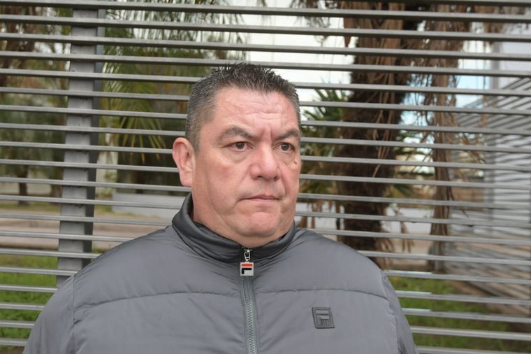 Andrés Villouta, papá de Alan y Lucía en la puerta de la clínica Santa Isabel de Hungría donde se encuentra hospitalizada su hija. Foto: ALF PONCE MERCADO / MDZ