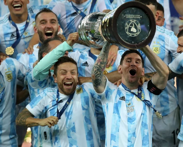 El Papu junto a Messi tras la consagración en Brasil Foto: FIFA