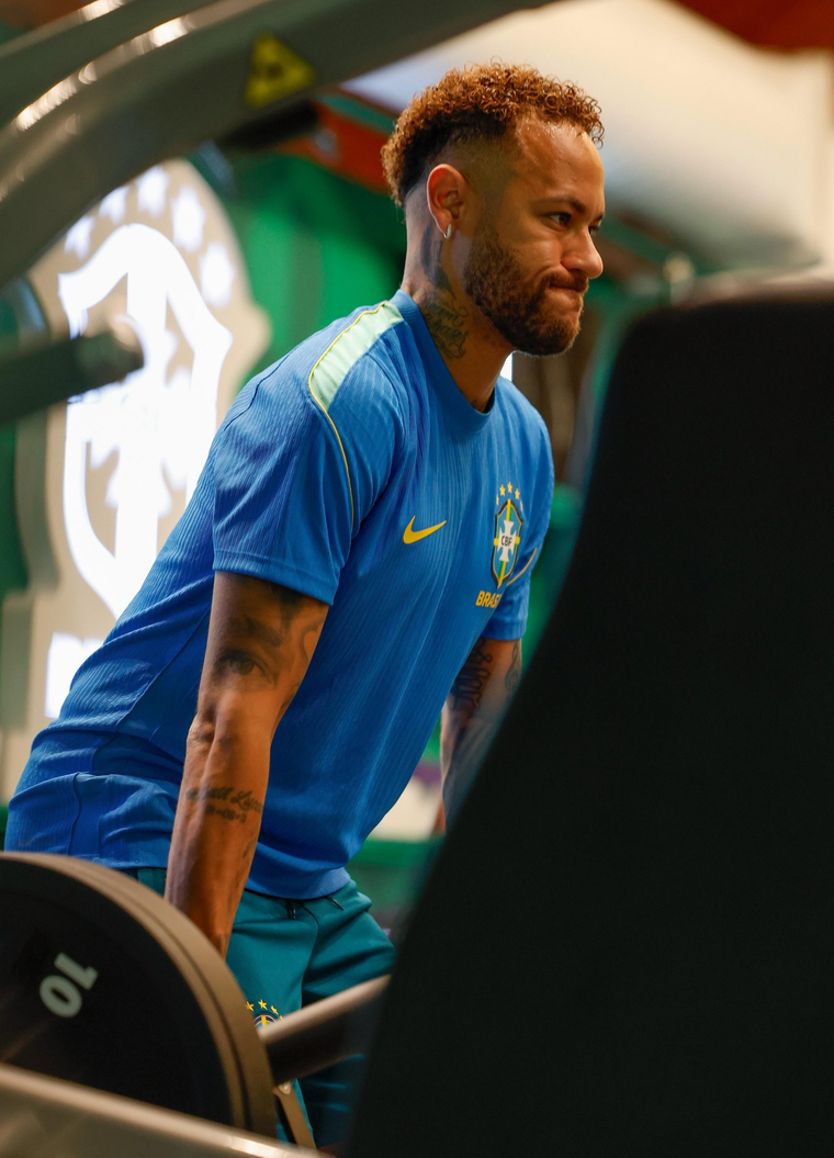 Neymar sigue entrenándose con Brasil, pero su participación en el choque con Haití está en duda. Neymar sigue entrenándose con Brasil, pero su participación en el choque con Haití está en duda.