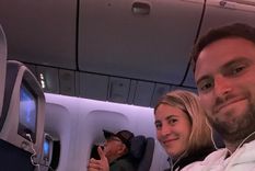 Franco y Catalina cuando abordaron el vuelo de regreso de España hacia Mendoza Foto: gentileza