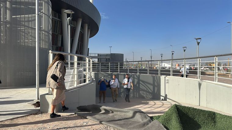 Las fuertes ràfagas de Zonda obligaron a suspender la Expo Minera en San Juan. Las fuertes ràfagas de Zonda obligaron a suspender la Expo Minera en San Juan.