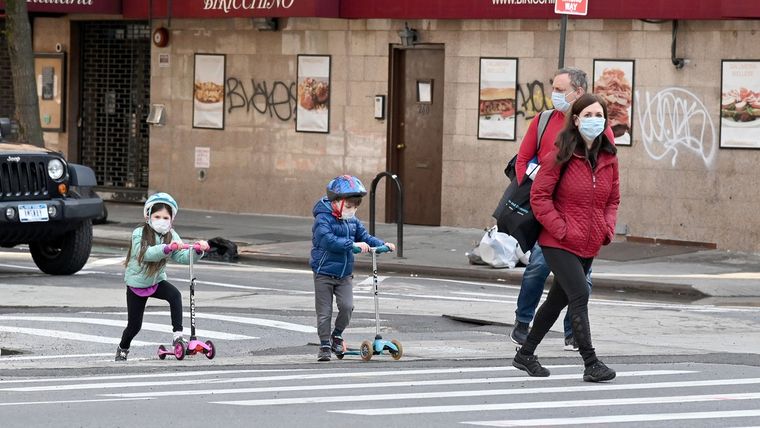 Una familia en las calles de la ciudad de Nueva York, EE.UU., el 25 de abril de 2020.