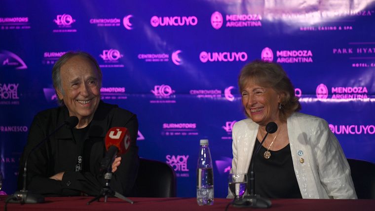 Joan Manuel Serrat junto a la rectora de la UNCuyo, Esther Sánchez, en una distendida conferencia de prensa. Joan Manuel Serrat junto a la rectora de la UNCuyo, Esther Sánchez, en una distendida conferencia de prensa.