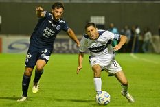 Nacho Fernández se lleva el balón ante la marca de un mediocampista de Acassuso. Insólito lo que pasó en el duelo de Copa Argentina entre el Lobo y Suso.&nbsp; &nbsp;