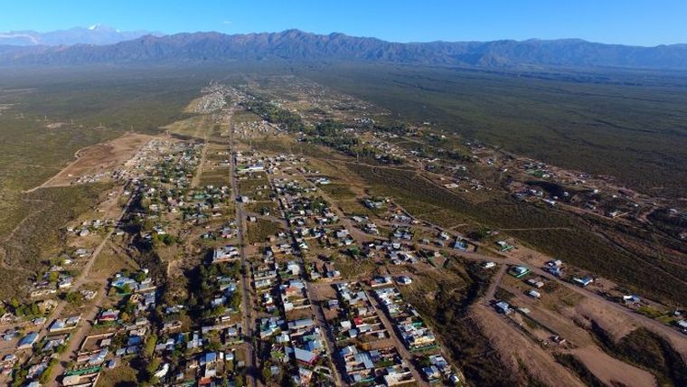 Una postal imponente del piedemonte mendocino.