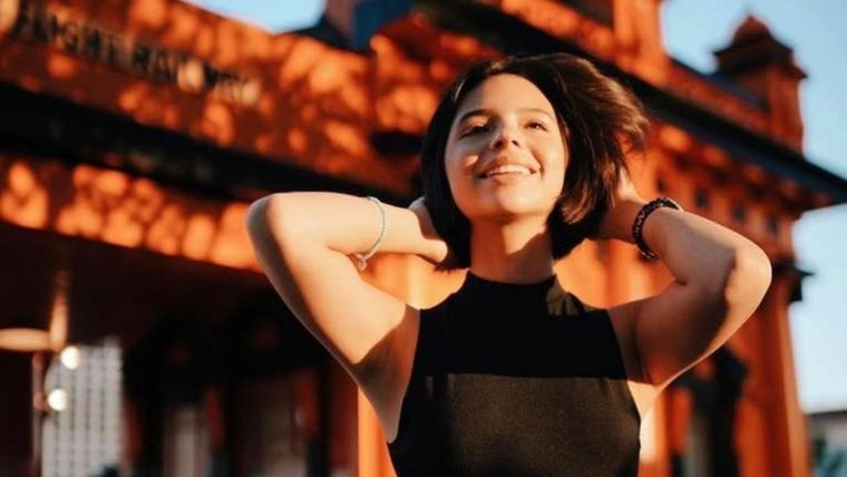 Ángela Aguilar luce los jeans con impronta y elegancia. Foto: Amico Hoops