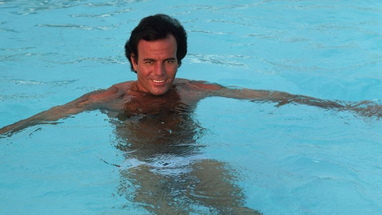 Julio Iglesias goza del prestigio que le da el ser uno de los cantantes más reconocidos y exitosos del mundo entero. Foto: The New European - https://www.theneweuropean.co.uk/wp-content/uploads/sites/2/2021/05/import/7899532_image_0-57d85109e56bd39e4b91ff5d24b30d9b.jpg