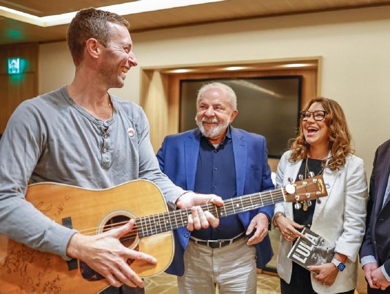 Chris Martin le regaló una guitarra a Lula Foto: Twitter @LulaOficial