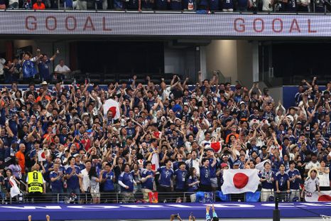 Los hinchas japoneses festejan uno de los goles en el empate 2-2 ante Países Bajos en el debut mundialista. Los hinchas japoneses festejan uno de los goles en el empate 2-2 ante Países Bajos en el debut mundialista.