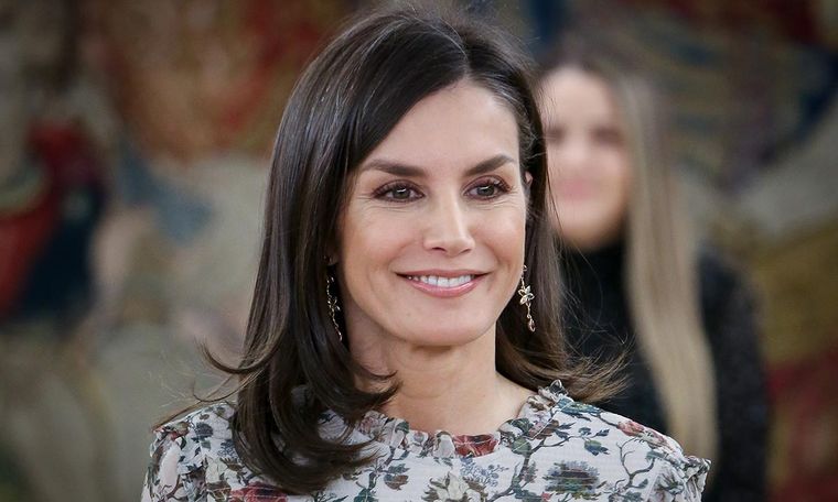 Foto: Hello Magazine! - https://www.hellomagazine.com/imagenes/fashion/royal-style/20220212133017/queen-letizia-massimo-dutti-floral-midi-dress/0-647-457/queen-letizia-floral-dress-t.jpg