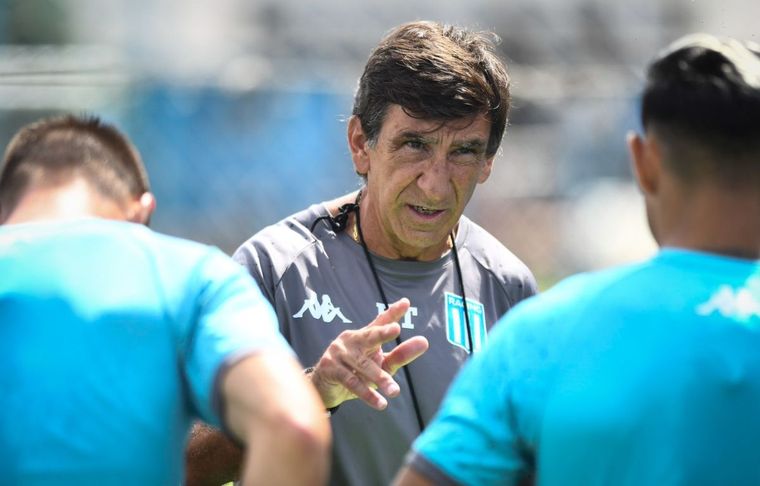 Costas dándole indicaciones a sus jugadores en el entrenamiento de Racing. Foto: NA