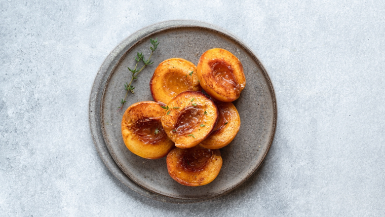 En esta receta, la canela realza el dulzor natural del durazno sin necesidad de agregar azúcar. En esta receta, la canela realza el dulzor natural del durazno sin necesidad de agregar azúcar.